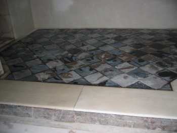 Chapelle de l'�v�que, le mur gauche et l'entr�e des toilettes