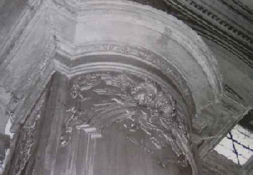 Pilier orn� d'angelots